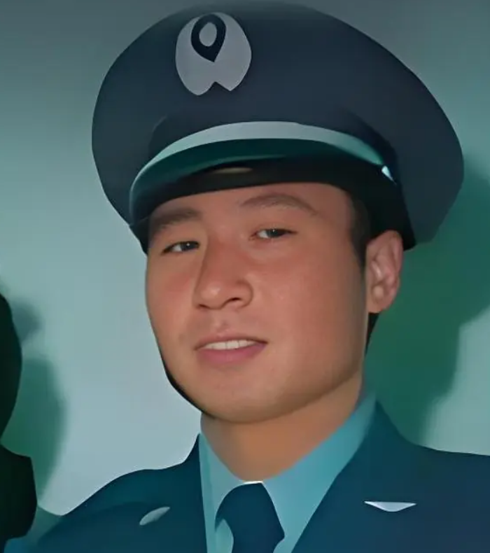 王学成1983年驾机叛逃到台湾，邓丽君前去接见他时低声耳语